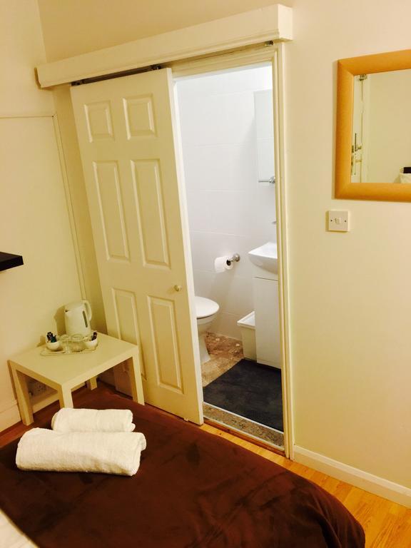 Gable Lodge London Room photo